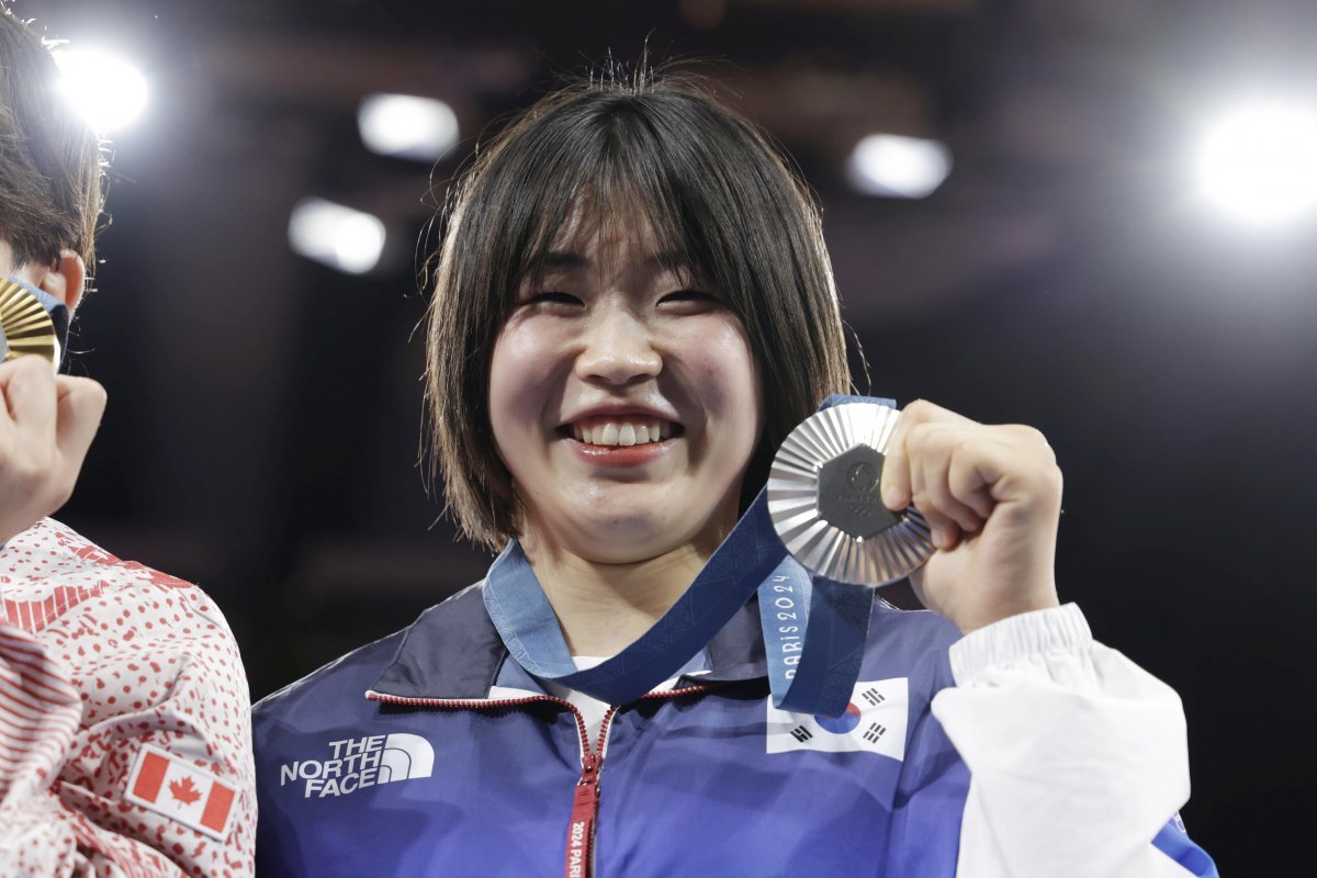 Hermimi is holding up her silver medal at the 2024 Paris Olympics women's 57kg class judo award ceremony held at Arena Champ de Mars in Paris, France on the 29th (local time). Paris = Newsis