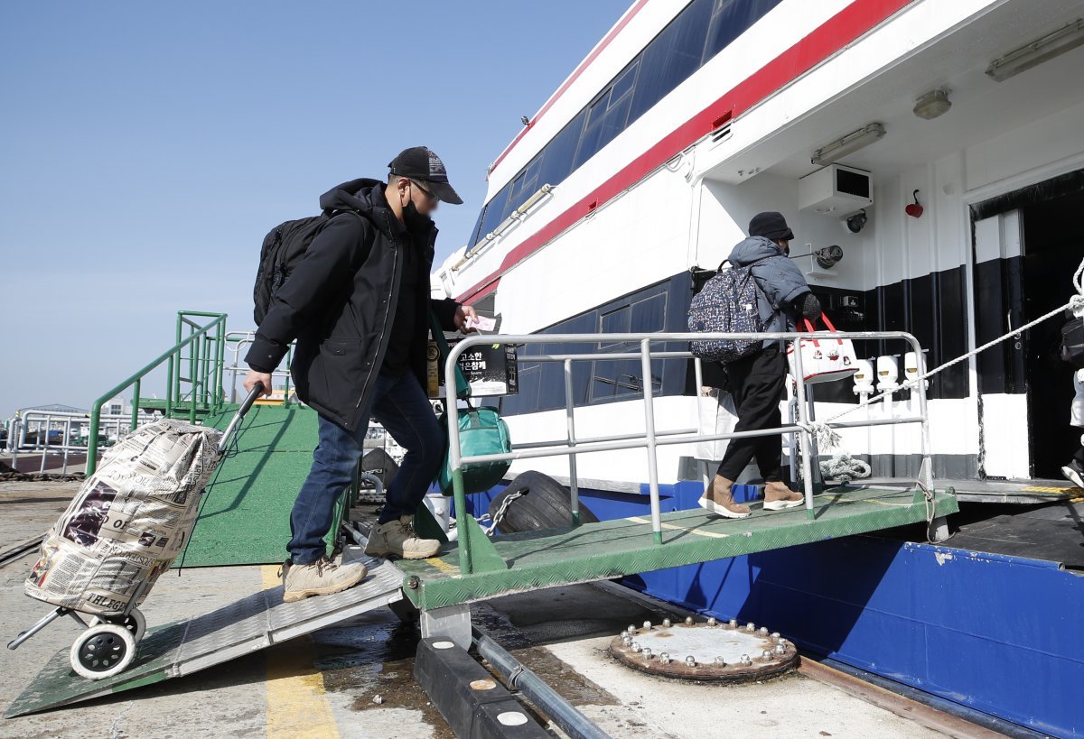 2월 인천시 중구 인천항 연안여객터미널에서 귀성객들이 자월도로 가는 여객선에 승선하기 위해 이동하는 모습. ⓒ News1