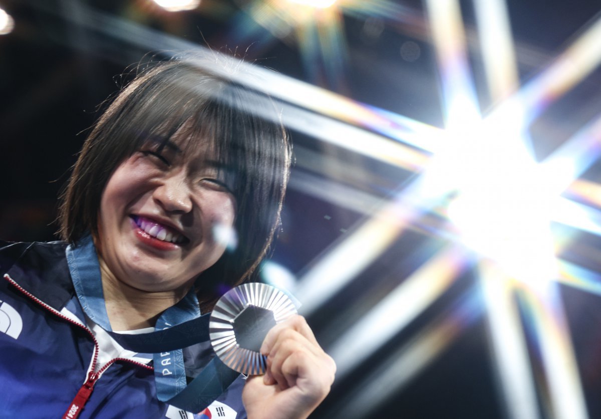 대한민국 유도대표팀 허미미 선수가 30일(한국시간) 프랑스 파리 샹 드 마르스 아레나에서 열린 2024 파리올림픽 유도 여자 -57kg 시상식에서 수여 받은 은메달을 들어보이고 있다. 2024.7.30. 뉴스1