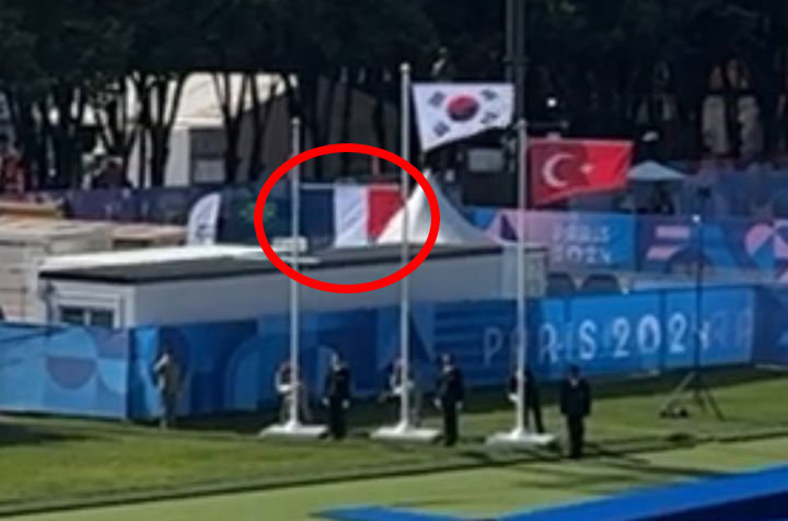 [파리=뉴시스] 29일(현지시각) 한국 남자 대표팀이 3연패를 달성한 ‘2024 파리 올림픽’ 남자 양궁 단체전 시상식에서 2위를 차지한 프랑스 국기가 3위 튀르키예보다 낮게 게양됐다.