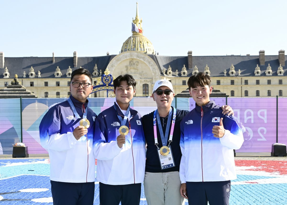 정의선 현대자동차그룹 회장(오른쪽 둘째)이 29일(현지시간) 프랑스 파리 앵발리드 경기장에서 열린 ‘2024 파리 올림픽’ 양궁 남자 단체전에서 금메달을 따낸  남자대표팀 선수들과 기념 사진을 찍고 있다. 왼쪽부터 김우진 선수, 이우석 선수, 정 회장, 김제덕 선수. 대한양궁협회 제공