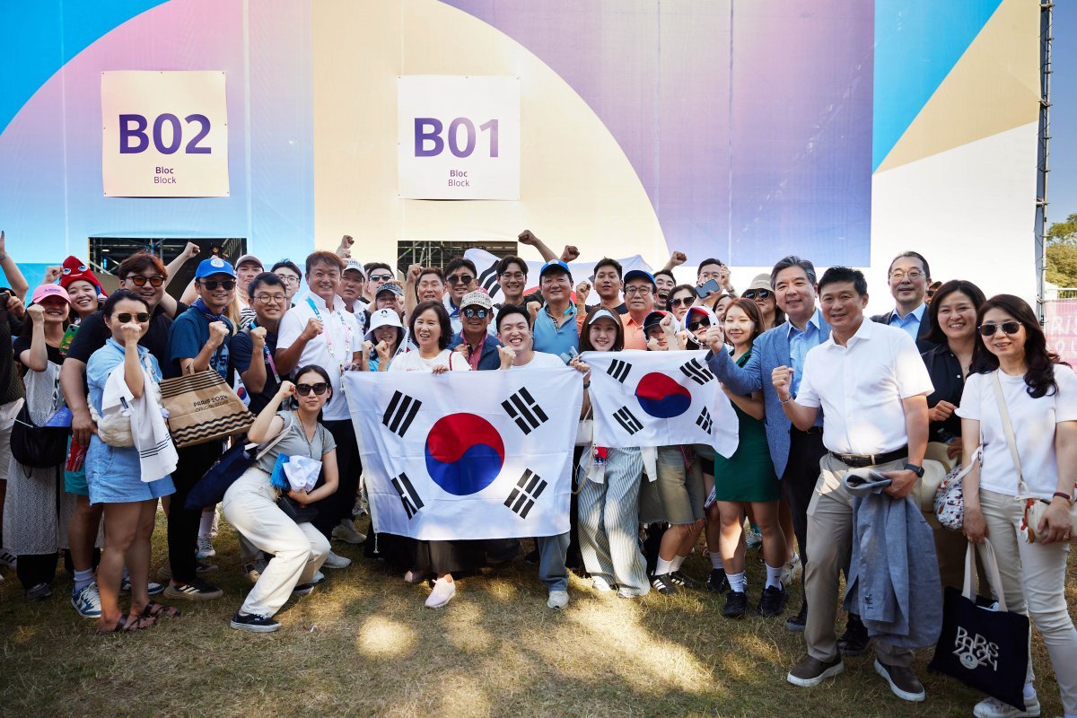 Jang Jae-hoon, CEO (President) of Hyundai Motor Company, takes a commemorative photo with local Korean residents in France immediately after the Korean national team won the men's team archery event at the 2024 Paris Olympics on the 29th (local time). Courtesy of Hyundai Motor Group