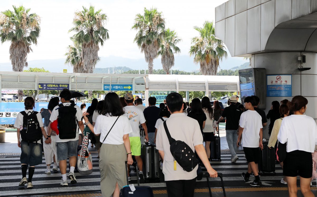 28일 오전 제주국제공항에 도착한 관광객들이 렌터카 하우스로 향하고 있다.2024.7.28./뉴스1 ⓒ News1