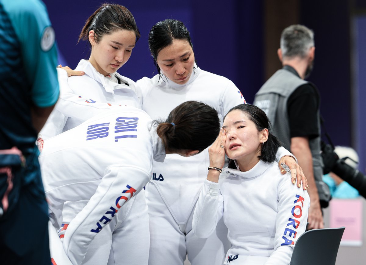 대한민국 펜싱 대표팀 강영미, 이혜인, 최인정, 송세라 선수가 30일 오후(한국시간) 프랑스 파리 그랑 팔레에서 열린 2024 파리올림픽 펜싱 여자 에페 단체 8강 프랑스와의 경기를 패배한 후 아쉬워하고 있다. 2024.7.30 뉴스1