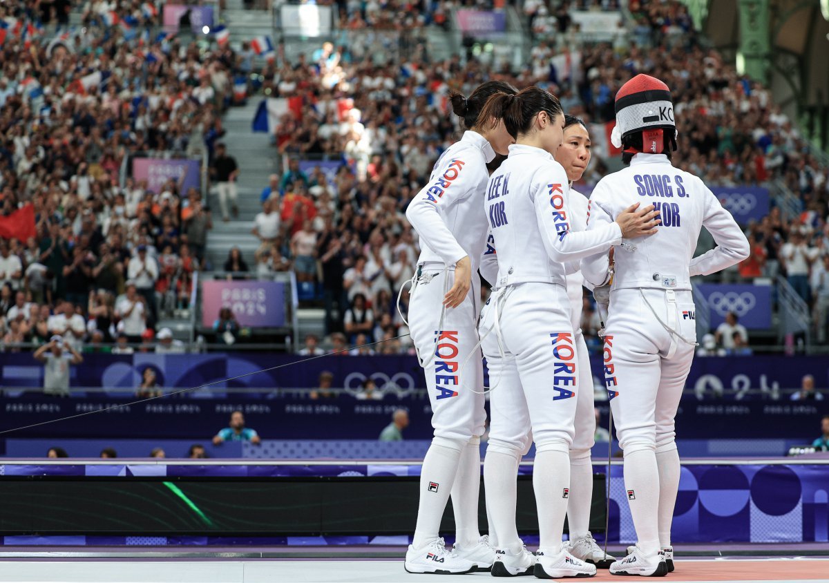 대한민국 펜싱 대표팀 강영미, 이혜인, 최인정 선수가 30일 오후(한국시간) 프랑스 파리 그랑 팔레에서 열린 2024 파리올림픽 펜싱 여자 에페 단체 8강 프랑스와의 경기를 패배한 후 송세라 선수를 위로하고 있다. 2024.7.30 뉴스1