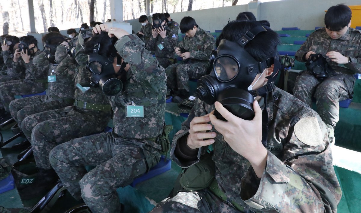 예비군들이 화생방 훈련을 하고 있다.  사진은 본문과 관계 없음. 뉴스1