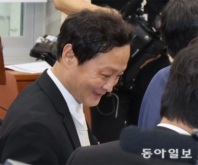 류광진 티몬 
대표가 이날 오후 정무위 전체회의 출석을 마치고 회의장을 나서며 미소 짓고 있다. 박형기 기자 oneshot@donga.com