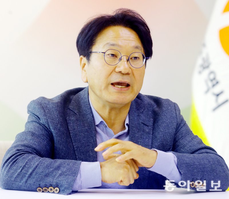 강기정 광주시장은 29일 시청 집무실에서 진행된 동아일보 인터뷰에서 광주, 전남, 전북의 기능을 통합하는 ‘메가시티’ 구상을 
밝혔다. 생활과 산업, 교통 등의 부문에서 통합을 이룬 뒤 정치적, 행정적 통합을 진행한다는 생각이다. 광주=박영철 기자 
Skyblue@donga.com