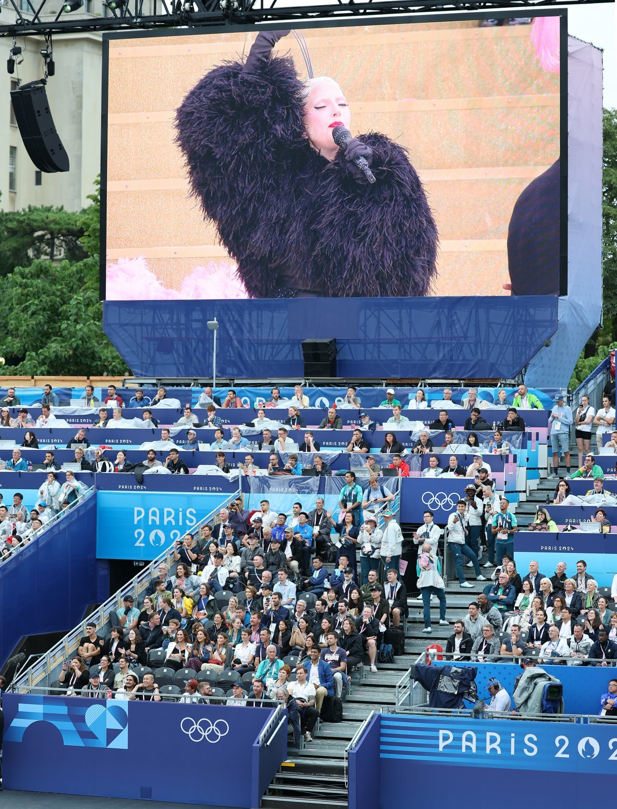 2024 파리올림픽 개막일인 27일(한국시간) 프랑스 파리 트로카데로광장에 설치된 개회식장에서 관객들이 레이디 가가의 축하공연을 보고 있다. (공동취재) 2024.7.27/뉴스1 ⓒ News1