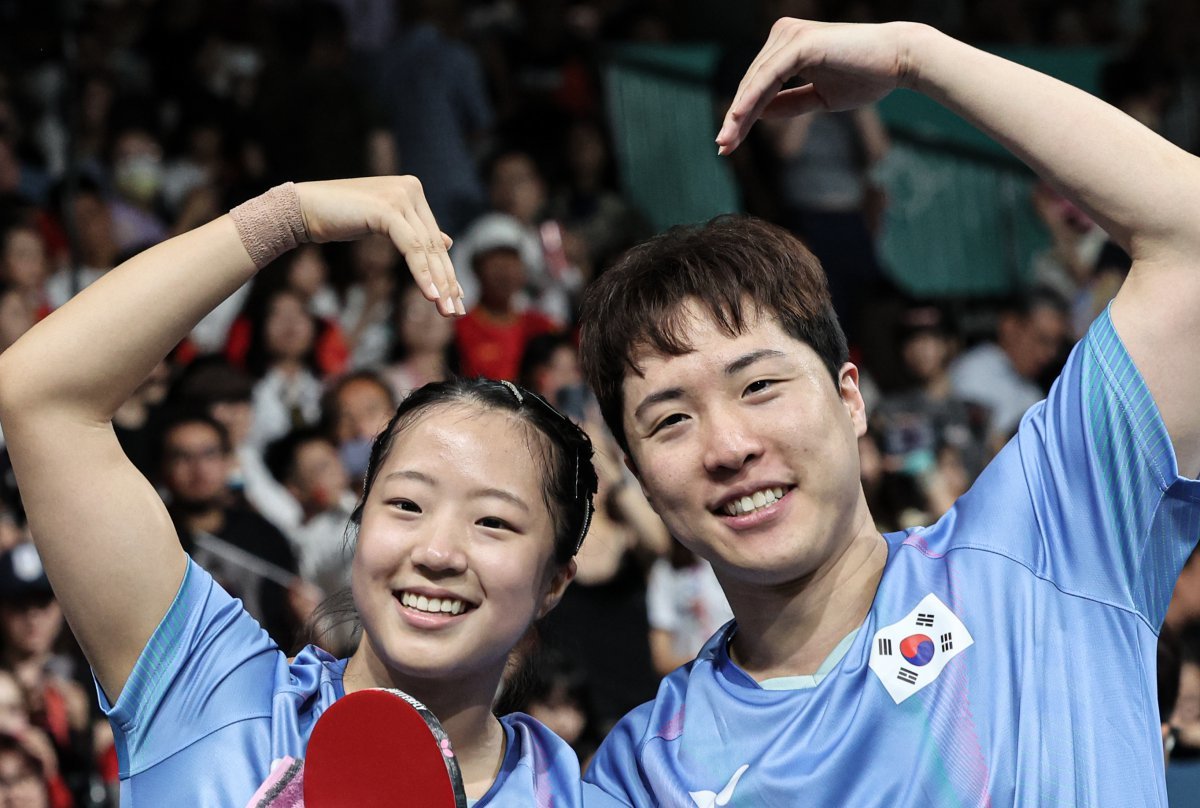 대한민국 탁구 대표팀 신유빈, 임종훈 선수가 30일(한국시간) 프랑스 파리 사우스 파리 아레나4에서 열린 ‘2024 파리올림픽’ 탁구 혼합복식 홍콩과의 동메달 결정전 경기에서 동메달을 확정지은 후 기뻐하고 있다. 뉴스1