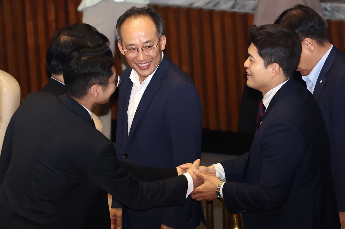 추경호 국민의힘 원내대표가 30일 오전 서울 여의도 국회 본회의장에서 ‘방송 4법’ 중 마지막 법안인 한국교육방송공사법(EBS법)에 반대하는 정성국 국민의힘 의원의 무제한 토론(필리버스터)이 진행 중인 가운데 필리버스터 역대 최장 기록을 경신한 김용태 의원을 격려하고 있다. 2024.7.30/뉴스1