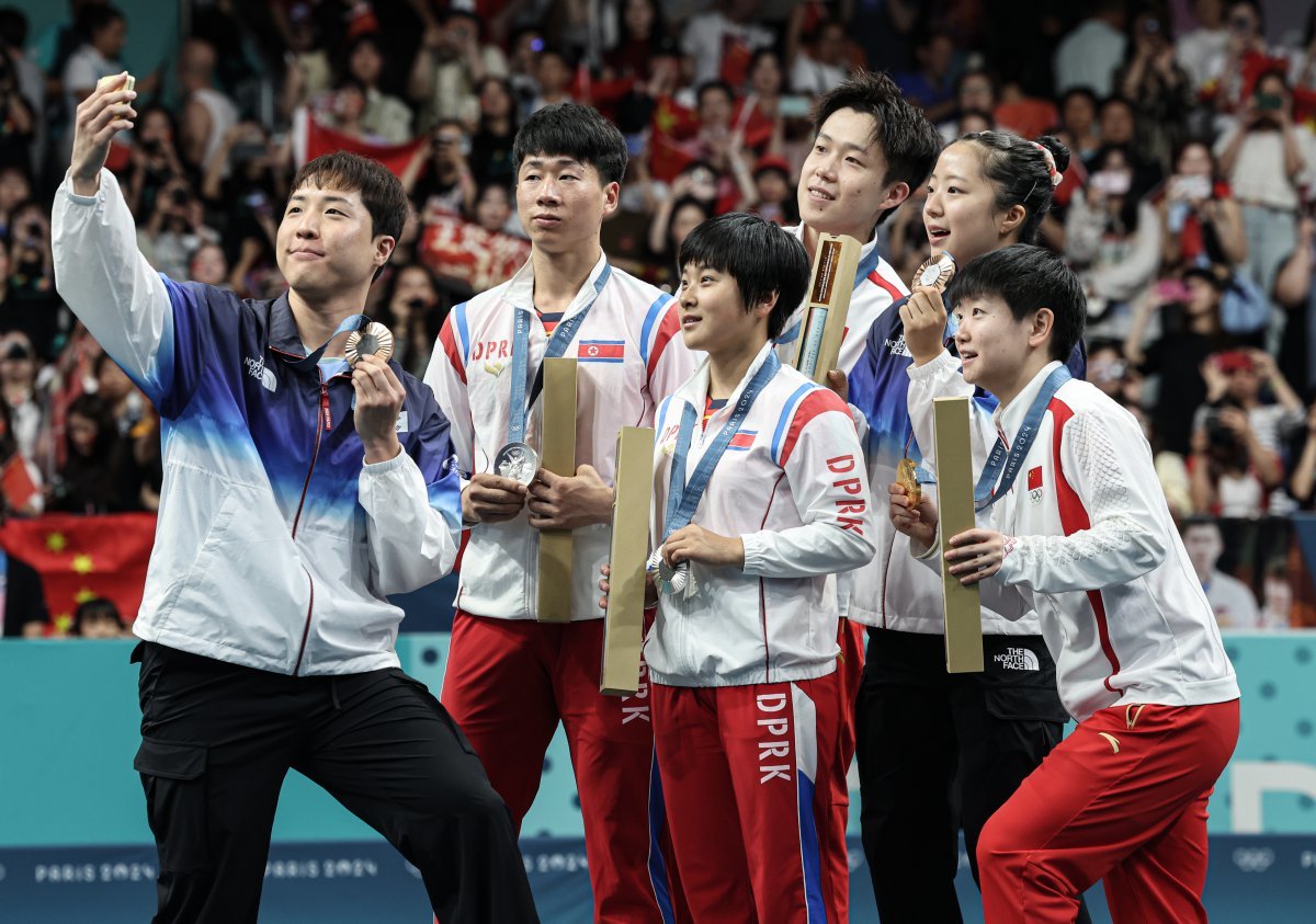 대한민국 탁구 대표팀 신유빈, 임종훈 선수가 30일(한국시간) 프랑스 파리 사우스 파리 아레나4에서 열린 ‘2024 파리올림픽’ 탁구 혼합복식 시상식에서 금메달을 획득한 중국 왕추친, 쑨잉사와 은메달을 획득한 북한 리정식, 김금용과 함께 기념촬영을 하고 있다. 2024.7.30/뉴스1