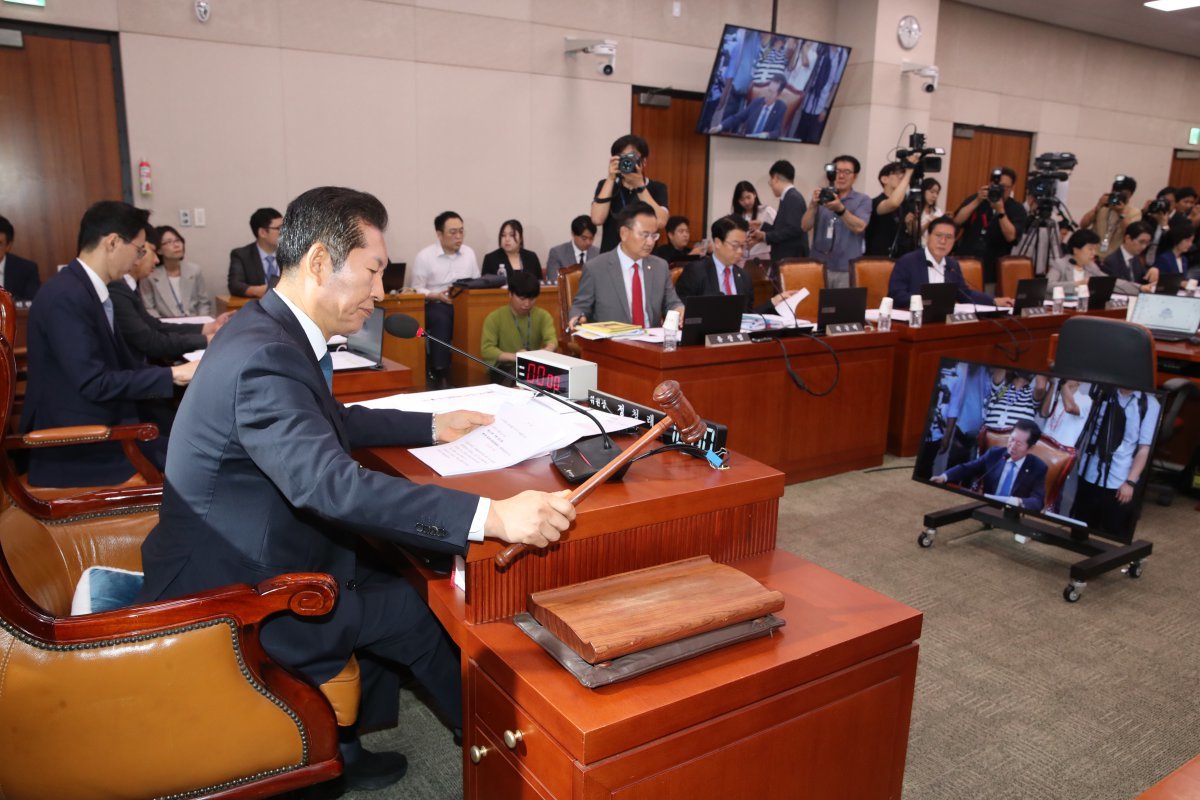 정청래 법사위원장이 31일 오전 서울 여의도 국회에서 열린 법제사법위원회 전체회의에서 의사봉을 두드리고 있다. 2024.7.31/뉴스1 ⓒ News1