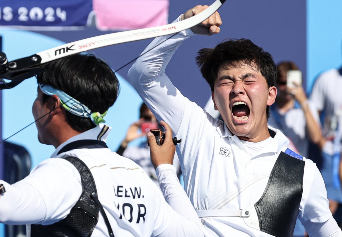 대한민국 양궁대표팀 김우진, 김제덕, 이우석이 30일(한국시간) 프랑스 파리 앵발리드에서 열린 2024 파리올림픽 양궁 남자 단체전 결승 프랑스와의 경기에서 금메달을 획득한 후 기뻐하고 있다. 2024.7.30/뉴스1