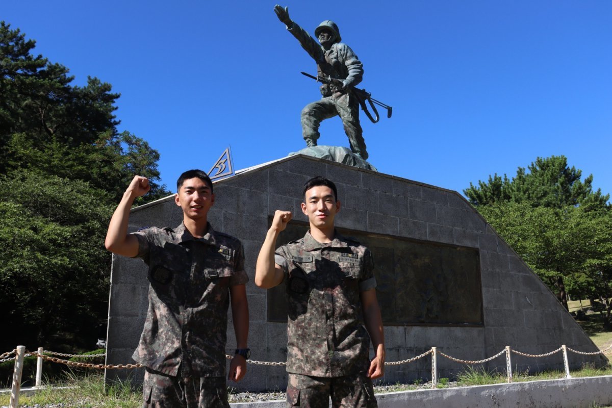 육군 제53보병사단 기동대대 김희망 병장(오른쪽)과 권준성 상병.(육군 제53보병사단 제공)