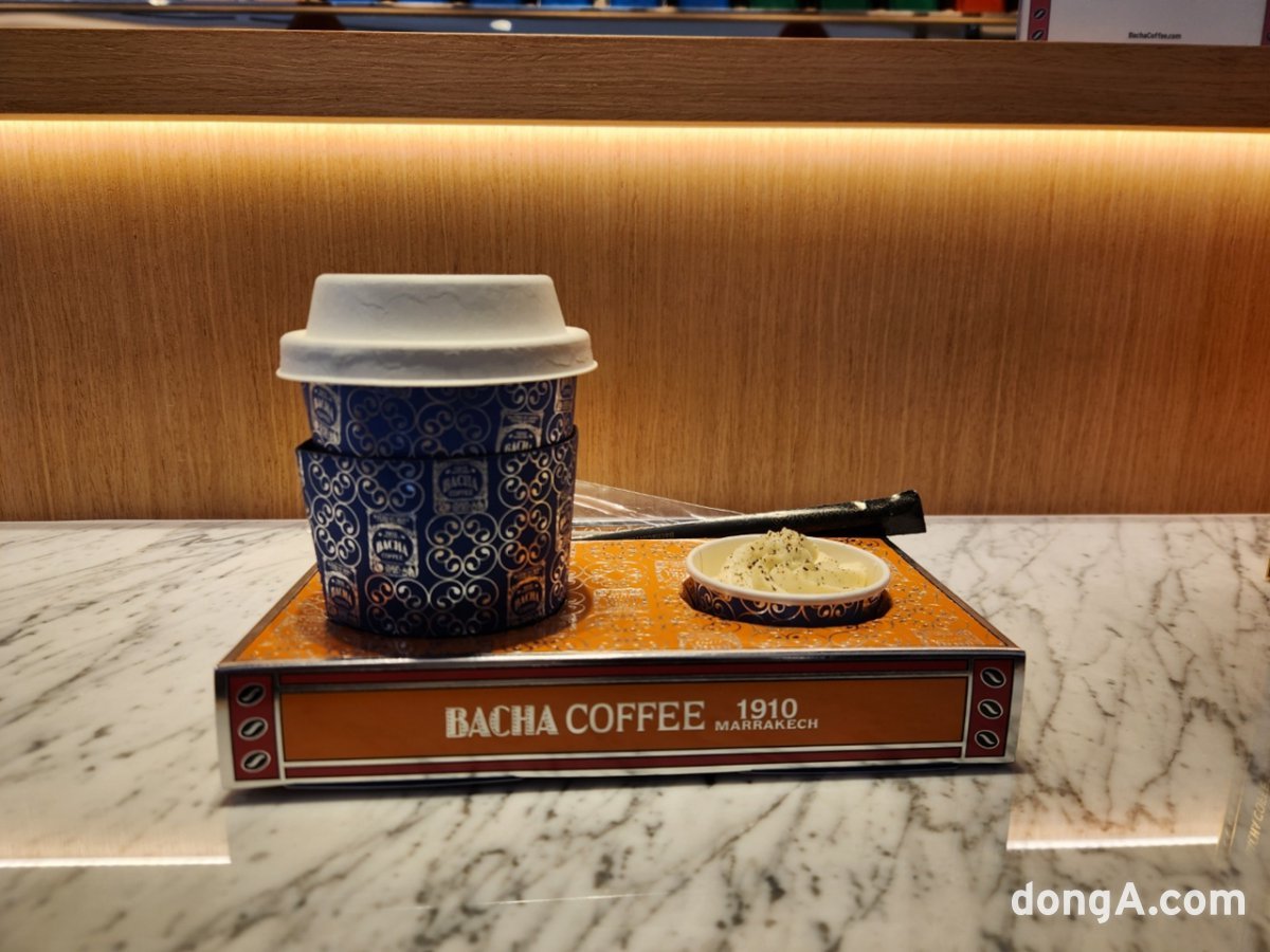 When you purchase coffee at the 'Takeaway' corner on the first floor, you will also receive a tray with a gorgeous design that symbolizes Basha Coffee, along with its signature desserts, such as Santil cream and crystal sugar sticks.