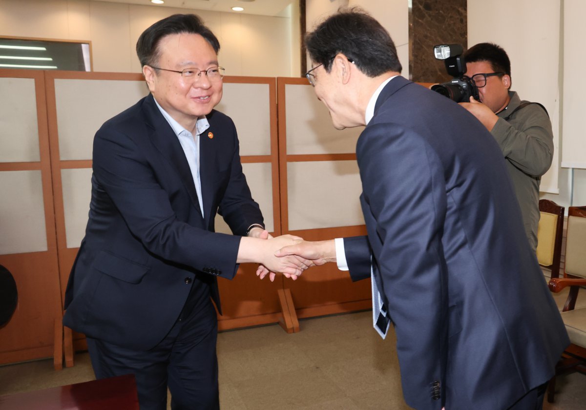 노연홍 의료개혁특별위원회 위원장과 조규홍 보건복지부 장관이 11일 서울 종로구 정부서울청사에서 열린 제5차 의료개혁특별위원회 회의에서 인사하고 있다. 2024.7.11. 뉴스1