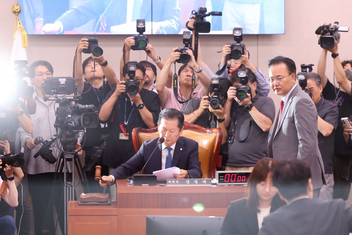 정청래 국회 법제사법위원회 위원장이 31일 오전 서울 여의도 국회에서 열린 법제사법위원회 전체회의에서 ‘전국민 25만원 지원법’, ‘노란봉투법’을 표결 처리하자 유상범 국민의힘 간사가 항의하고 있다. 2024.07.31. 뉴시스