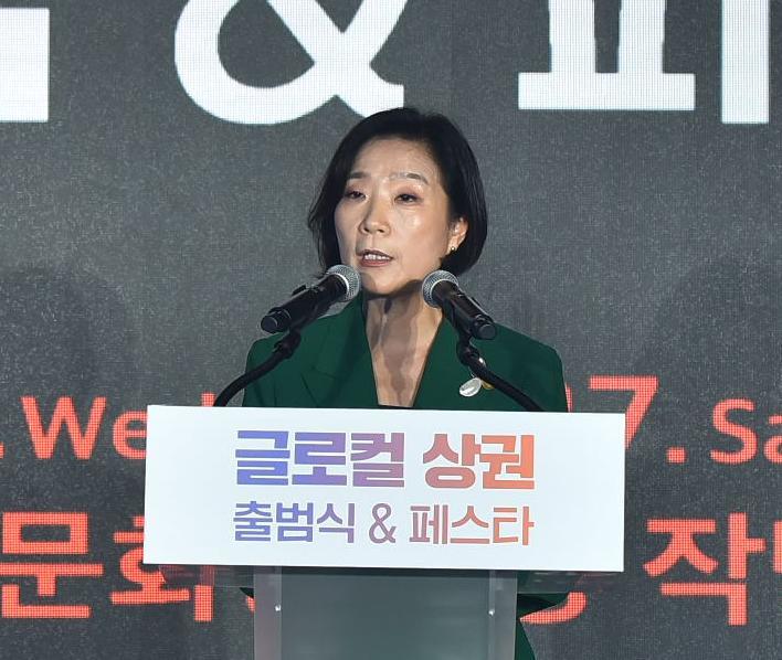 지난달 24일 전북 전주시에서 ‘글로컬 상권 프로젝트’ 출범식이 열렸다. 오영주 중소벤처기업부 장관은 이날 축사를 통해 “글로컬 상권 프로젝트는 골목상권과 전통시장, 소상공인을 아우르는 최초의 대규모 프로젝트”라며 “앞으로 지역 경제에 새로운 등대 같은 존재가 될 수 있을 것”이라고 말했다. 중소벤처기업부 제공