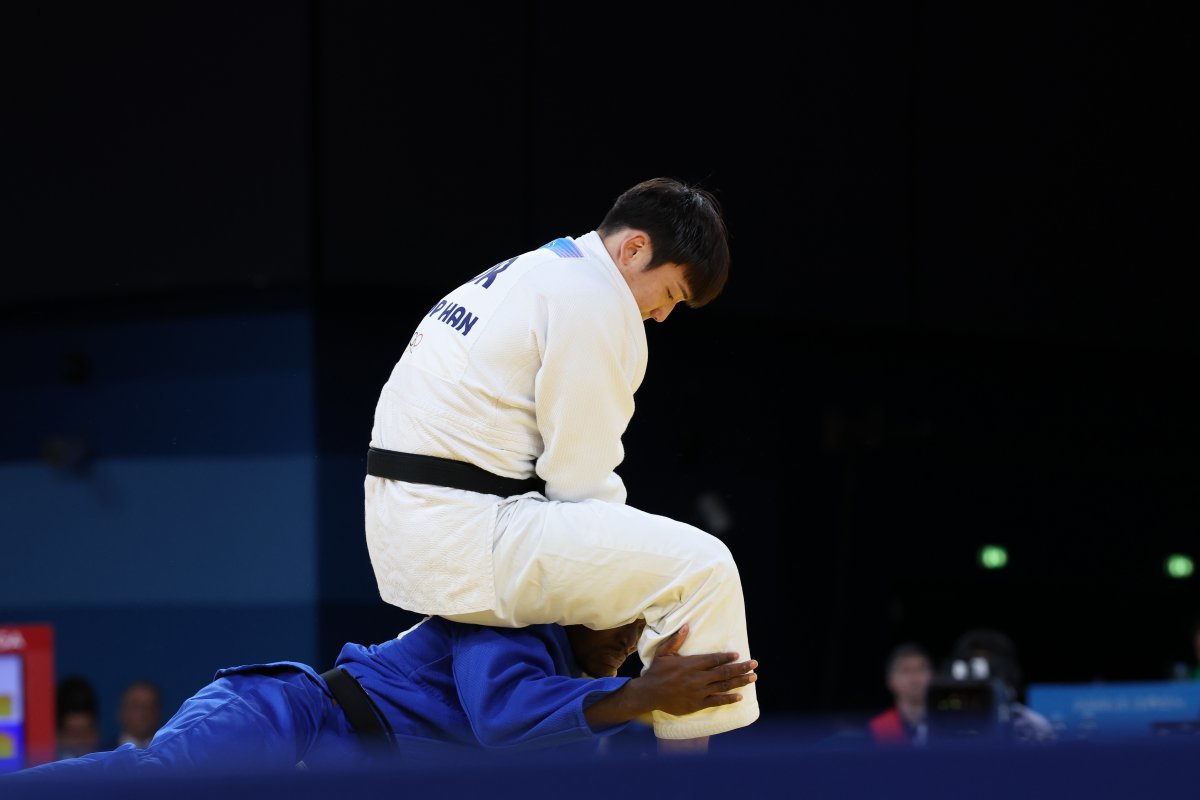 한주엽이 31일 오후(한국시간) 2024 파리 올림픽 유도 남자 90㎏급 32강에서 조르기 한판승을 거뒀다. ⓒ News1