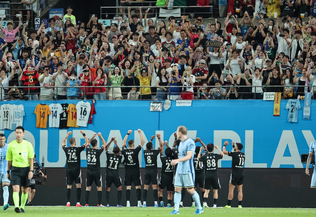 In the first match of the Coupang Play Series between Tottenham Hotspur and Team K League held at Seoul World Cup Stadium in Sangam-dong, Mapo-gu, Seoul on the afternoon of the 31st, Team K League's Iljutchenko scores a goal and celebrates with fans. 2024.7.31/News 1