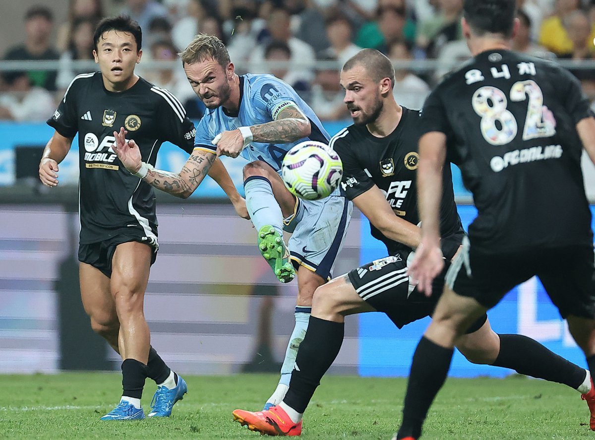 In the first match of the Coupang Play Series between Tottenham Hotspur and Team K League held at the Seoul World Cup Stadium in Sangam-dong, Mapo-gu, Seoul on the afternoon of the 31st, Tottenham Hotspur's James Medics shoots through the defense in the second half. 2024.7.31/News 1