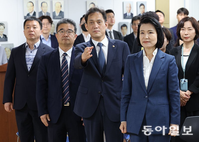 이진숙 신임 방송통신위원장이 31일 경기 과천시 정부과천청사 방송통신위원회에서 열린 취임식장으로 이동하고 있다. 이한결 기자 always@donga.com