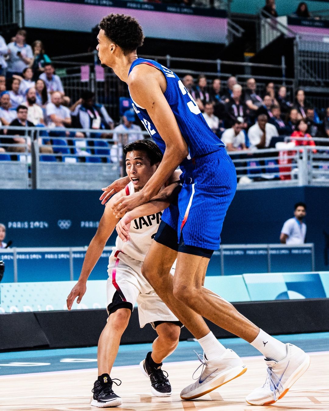 ‘농구는 신장 아닌 심장으로’
파리 올림픽 남자 농구 출전 선수 중 최단신(167cm)인 일본의 도가시 유키(왼쪽)가 31일 프랑스와의 B조 조별리그에서 최장신(222cm)인 빅토르 웸반야마(프랑스)를 막고 있다. 국제농구연맹(FIBA)은 이 모습이 담긴 사진을 인스타그램에 올리며 ‘역사적 사진’이라고 설명했다. 사진 출처 FIBA 인스타그램