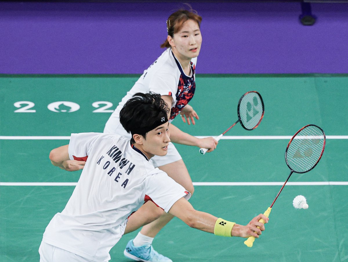 대한민국 배드민턴 대표팀 김원호, 정나은 선수가 28일 오후(한국시간) 프랑스 파리 라 샤펠 아레나에서 열린 2024 파리올림픽 배드민턴 혼합 복식 조별예선에서 프랑스와 맞대결을 펼치고 있다. 2024.7.28/뉴스1