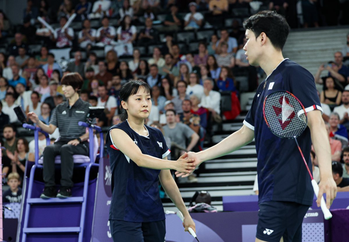 대한민국 배드민턴 대표팀 서승재, 채유정 선수가 27일 오후(한국시간) 프랑스 파리 라 샤펠 아레나에서 열린 2024 파리올림픽 배드민턴 혼합복식 조별예선 알제리와의 경기에서 득점을 획득한 후 기뻐하고 있다. 2024.7.27/뉴스1