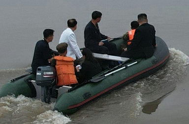 왼쪽부터 시계방향으로 1호사진가, 조용원, 김덕훈,  군인, 김정은, 현송월, 군인 노동신문 뉴스1