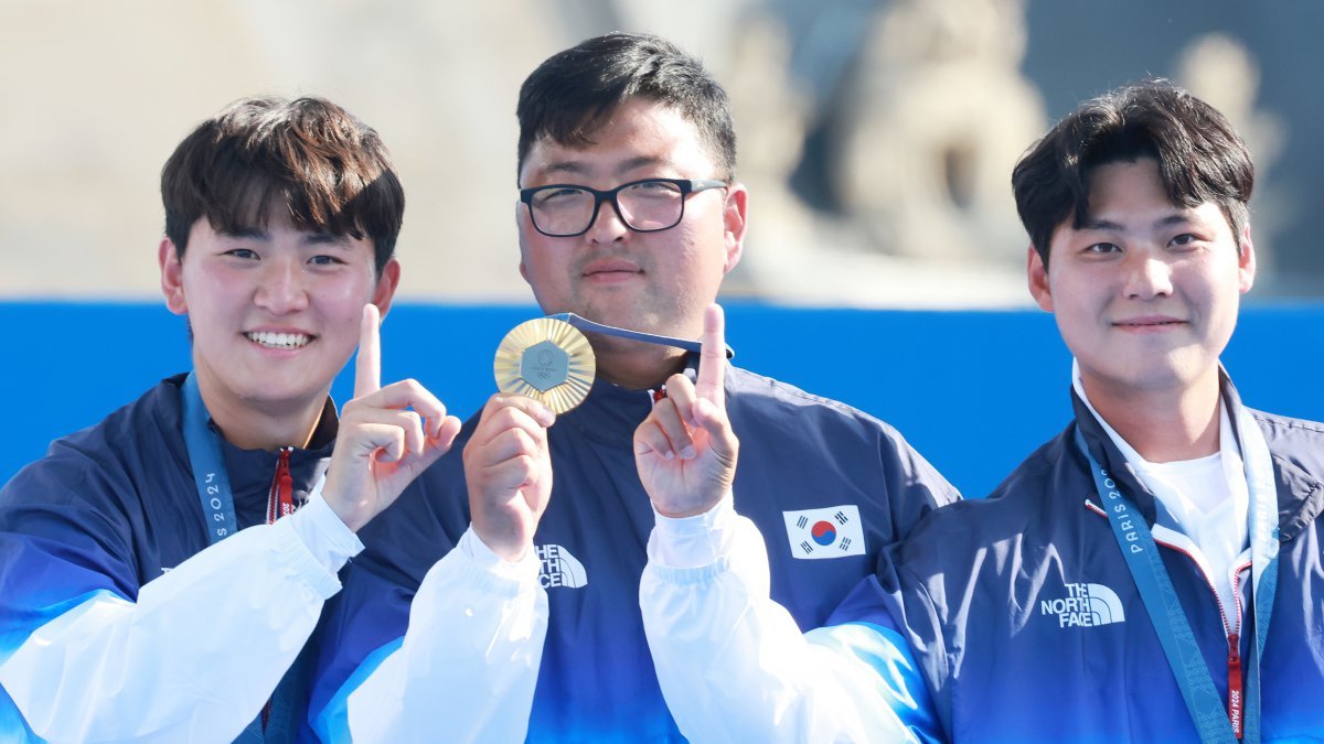 대한민국 양궁대표팀 김제덕, 김우진, 이우석이 30일(한국시간) 프랑스 파리 앵발리드에서 열린 2024 파리올림픽 양궁 남자 단체전 결승 시상식에서 금메달을 들어보이고 있다. 2024.7.30/뉴스1