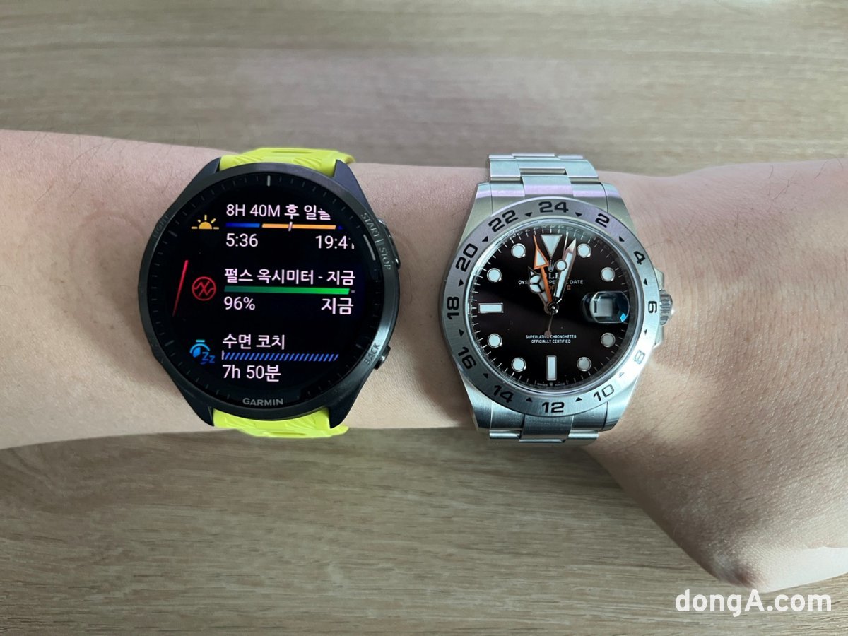 가민 965 모델(47mm)과 일반 42mm 시계와 크기 비교.