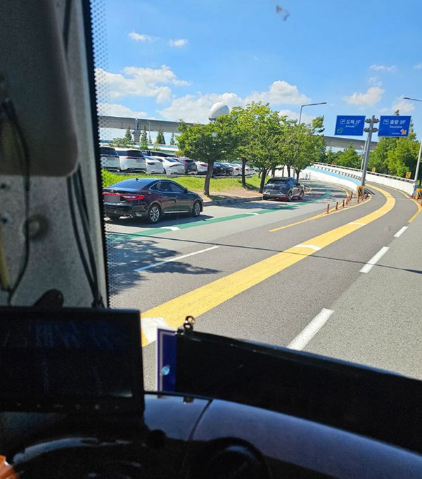 김해공항 입국장 도로에 차를 새워놓고 출국한 휴가객.SNS 캡처