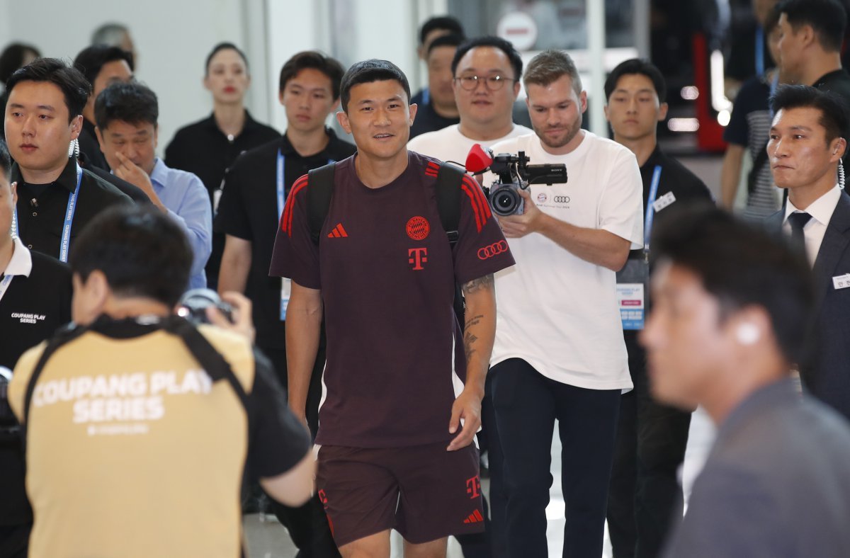 독일 프로축구 바이에른 뮌헨의 김민재가 선수단을 맞이하기 위해 1일 오후 인천국제공항 제1터미널 입국장으로 들어서고 있다. 쿠팡플레이 시리즈에 참가하는 바이에른 뮌헨은 오는 3일 토트넘과 경기를 펼친다. 2024.8.1/뉴스1 ⓒ News1 권현진 기자