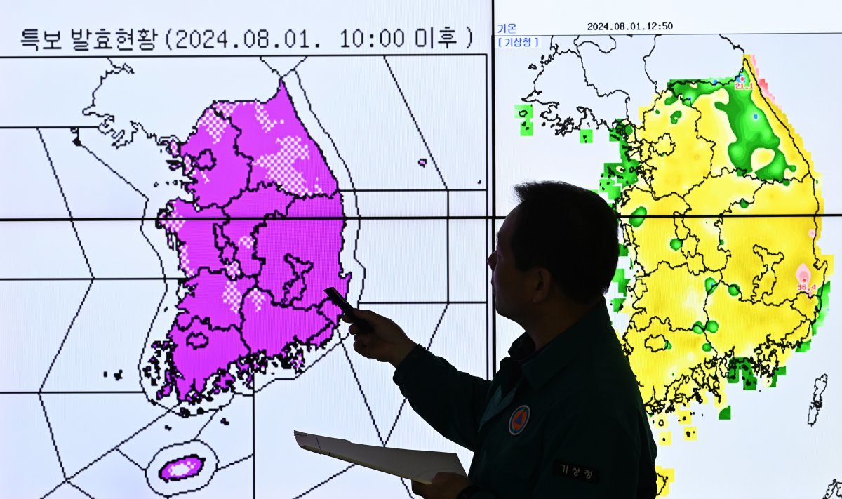 ‘한증막’ 더위가 이어지고 있는 1일 경기도 수원시 권선구 수도권기상청에서 예보관이 전국에 발효된 폭염 특보 현황을 살펴보고 있다. 2024.08.01. 수원=뉴시스