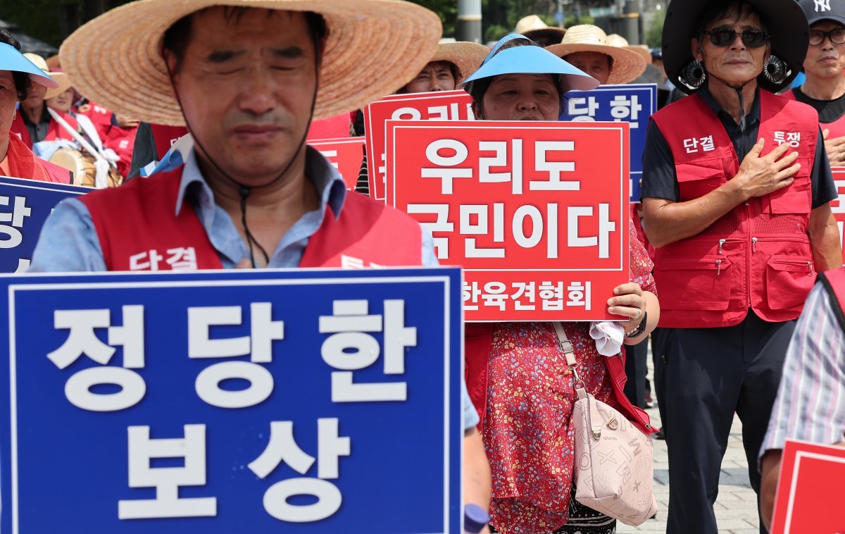 대한육견협회 회원들이 1일 오후 서울 용산구 전쟁기념관 앞에서 열린 개식용 금지법 관련 정부 지원 대책 마련 촉구 집회에서 손피켓을 들고 있다. 2024.8.1/뉴스1