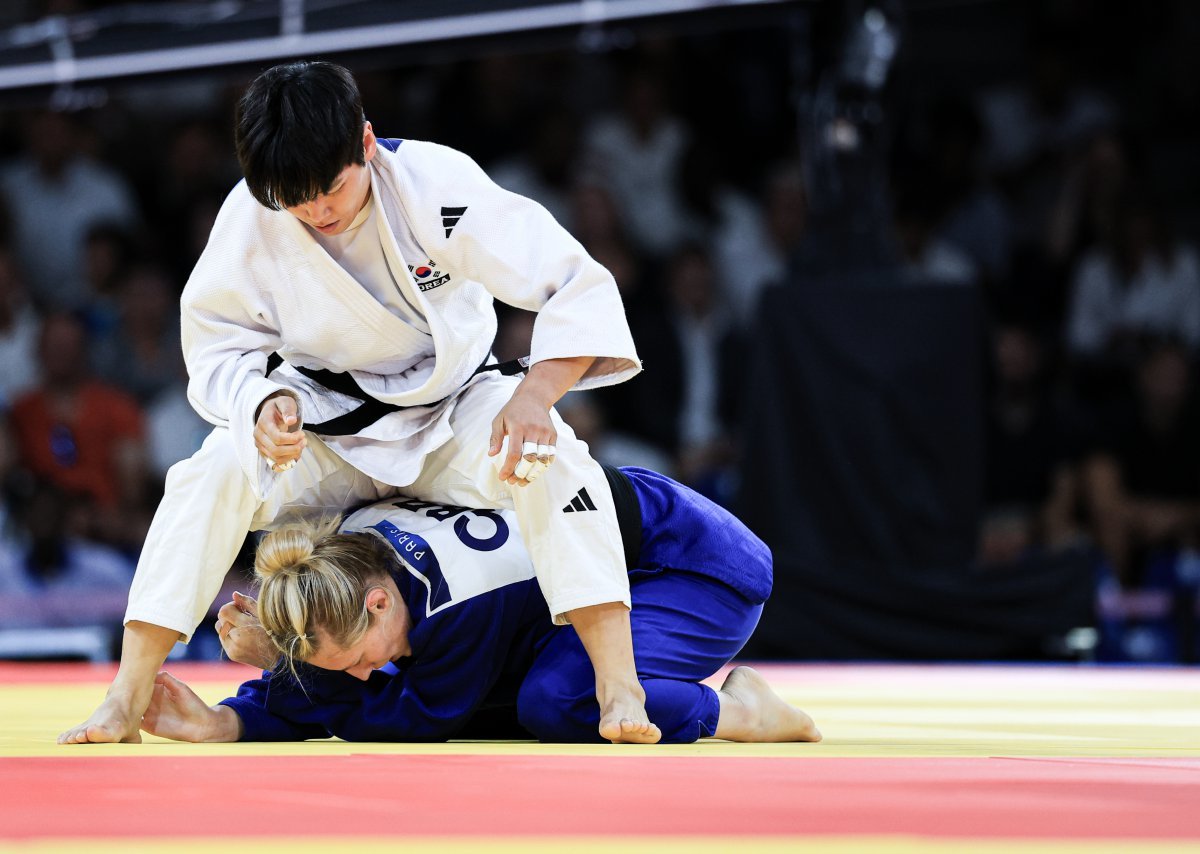 대한민국 유도대표팀 윤현지가 1일(한국시간) 프랑스 파리 샹 드 마르스 아레나에서 열린 2024 파리올림픽 유도 여자 -78kg 토너먼트 32강 경기에서 영국의 엠마 리드와 자웅을 겨루고 있다. 2024.8.1 뉴스1