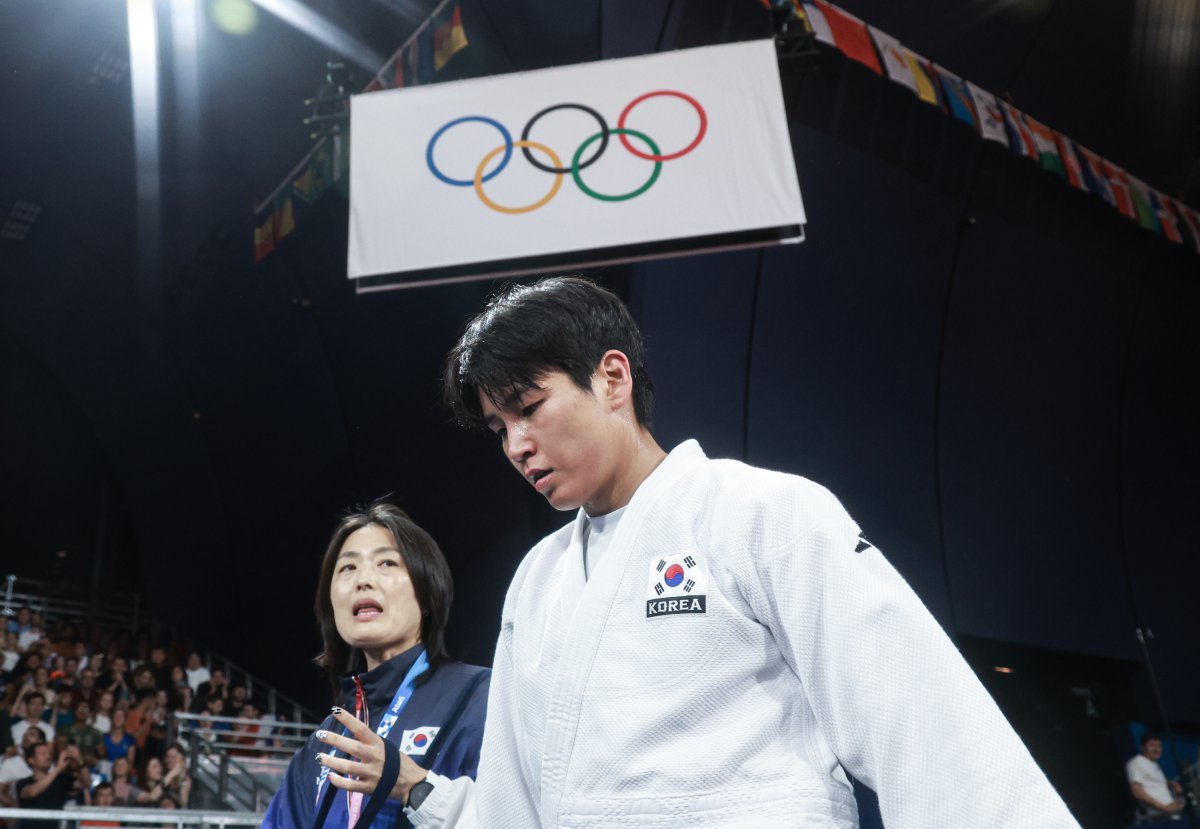 대한민국 유도대표팀 윤현지가 1일(한국시간) 프랑스 파리 샹 드 마르스 아레나에서 열린 2024 파리올림픽 유도 여자 -78kg 토너먼트 32강 영국의 엠마 리드와의 경기에서 승리한 후 경기장을 나서고 있다. 2024.8.1/뉴스1 ⓒ News1