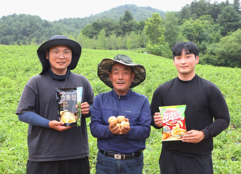 농심이 운영 중인 ‘청년농부’ 프로그램에 참여해 감자 농사를 짓고 있는 청년농부들. 농심 제공