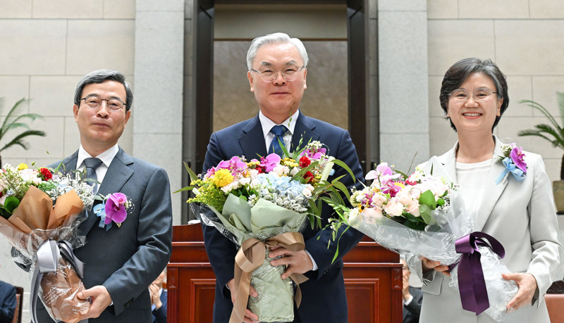 6년 임기를 마친 이동원, 김선수, 노정희 대법관(왼쪽부터)의 퇴임식이 1일 서울 서초구 대법원에서 열렸다. 
대법원 제공