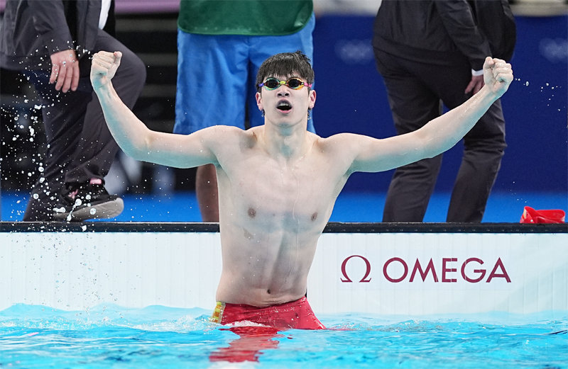 중국의 판잔러가 1일 프랑스 파리 라데팡스 수영장에서 열린 남자 자유형 100m 결선에서 46초40의 세계기록을 세우며 우승한 뒤
 포효하고 있다. 파리=신화 뉴시스