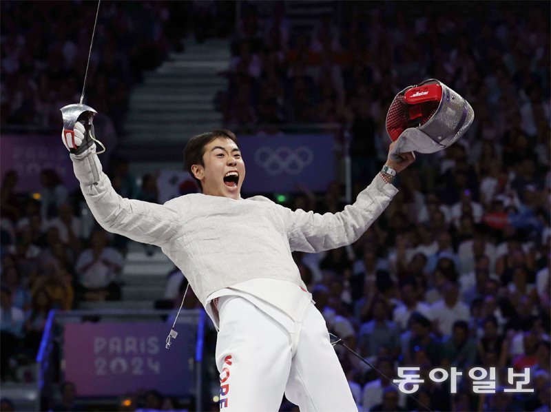 연속 5점 따낸 도경동의 포효
한국 남자 펜싱 사브르 대표팀 도경동이 1일 파리 올림픽 단체전 결승전 헝가리와의 경기에서 득점한 뒤 포효하고 있다. 
파리=양회성 기자 yohan@donga.com