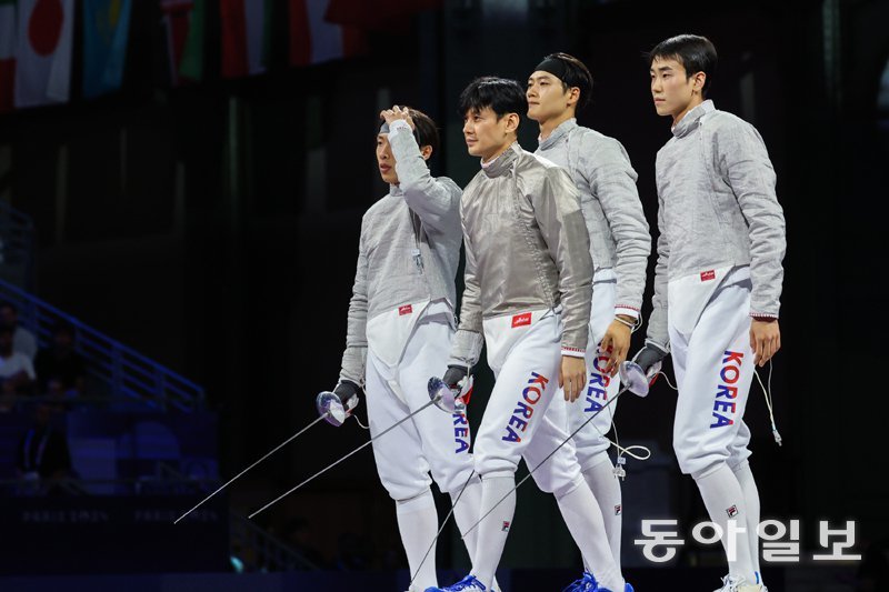 한국 남자 펜싱 사브르 대표팀이 1일 파리 올림픽 단체전 정상을 차지하며 대회 3연패를 이뤘다. 아시아 국가 최초의 올림픽 펜싱 
단체전 3연속 우승이다. 사진은 헝가리와의 단체전 결승전에 나선 박상원 구본길 오상욱 도경동(왼쪽부터).
파리=양회성 기자 yohan@donga.com