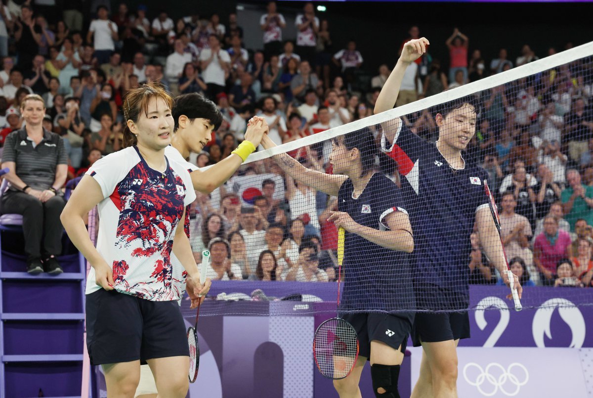 대한민국 배드민턴 대표팀 김원호, 정나은이 2일(한국시간) 프랑스 파리 라 샤펠 아레나에서 열린 배드민턴 혼합복식 준결승 대한민국 서승재, 채유정과의 경기에서 승리한 후 인사하고 있다. 2024.8.2/뉴스1