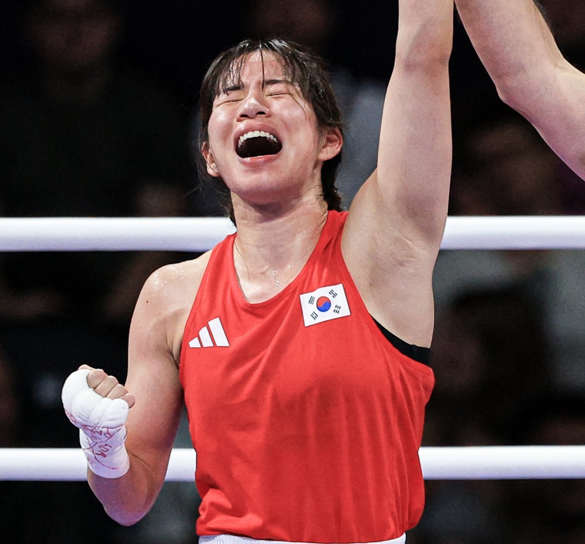 대한민국 복싱 대표팀 임애지 선수가 2일 오전(한국시간) 프랑스 파리 노스 파리 아레나에서 진행된 복싱 여자 54kg급 준준결승 콜롬비아의 예니 마르셀라 아리아스 카스타네다 선수와의 경기를 승리한 후 기뻐하고 있다. 2024.8.2/뉴스1