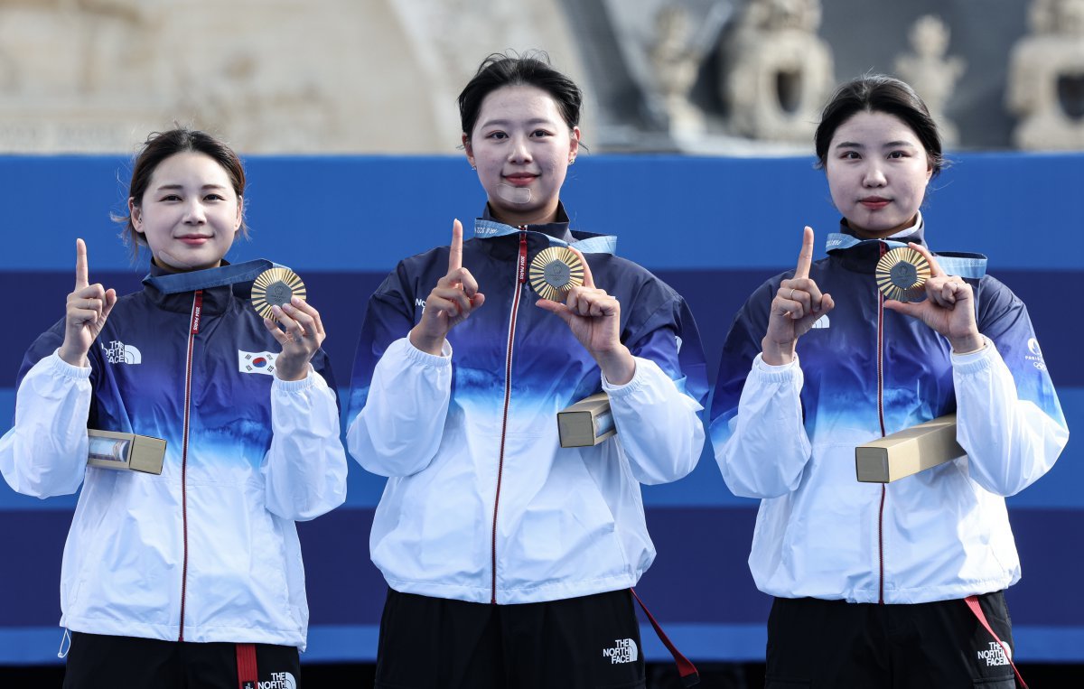 대한민국 양궁대표팀 임시현, 남수현, 전훈영이 29일(한국시간) 프랑스 파리 레쟁발리드 특설 사로에서 열린 2024 파리올림픽 양궁 여자 단체전 시상식에서 금메달을 수여 받은 후 손가락과 메달을 이용해 ‘10연패’ 세리머니를 하고 있다. 2024.7.29/뉴스1 ⓒ News1 이동해 기자