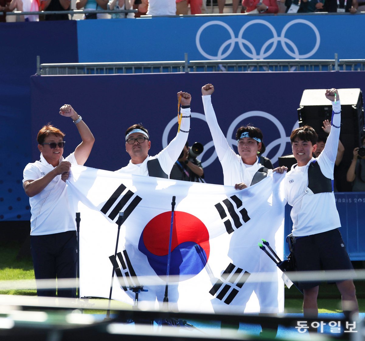 29일(현지시간) 프랑스 파리 앵발리드 경기장에서 열린 2024파리올림픽 남자 리커브 단체 결승 한국과 프랑스의 경기. 이우석, 김제덕 김우진이 금메달을 확정된 뒤 기뻐하고 있다. 2024.7.29. 파리=양회성 기자 yohan@donga.com