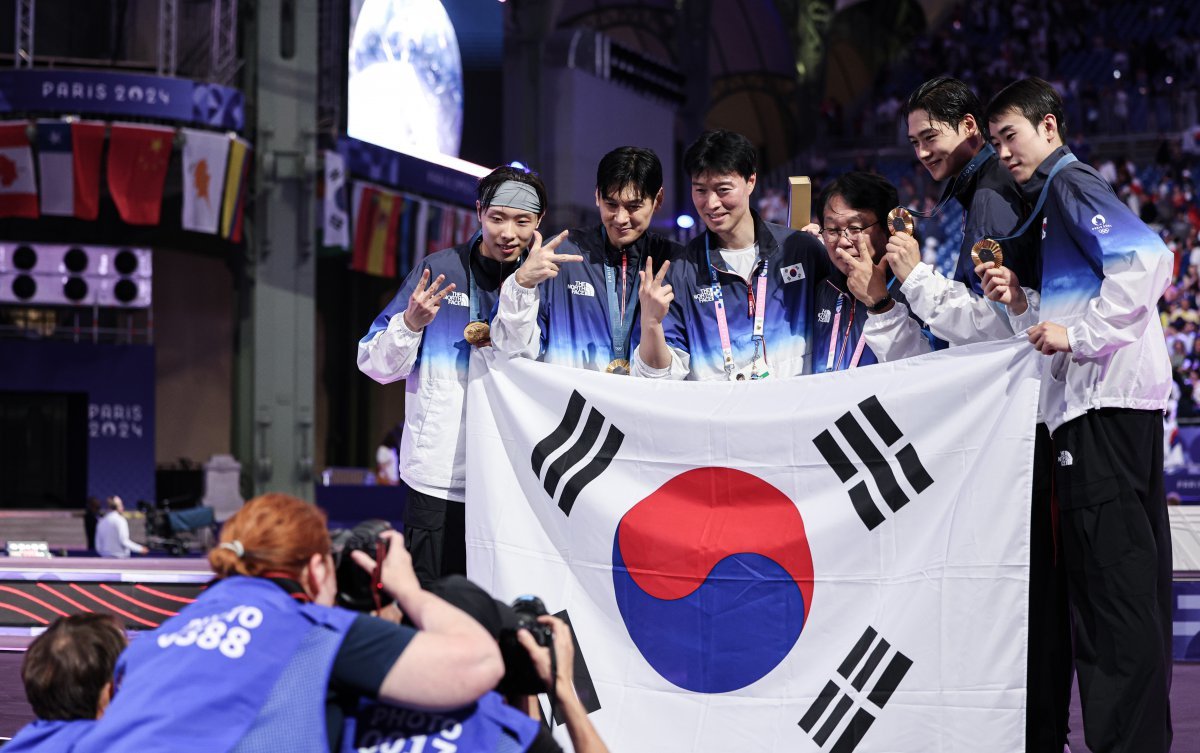 한국 선수단에 6번째 금메달을 안긴 남자 펜싱 사브르 대표팀. 2024.8.1/뉴스1