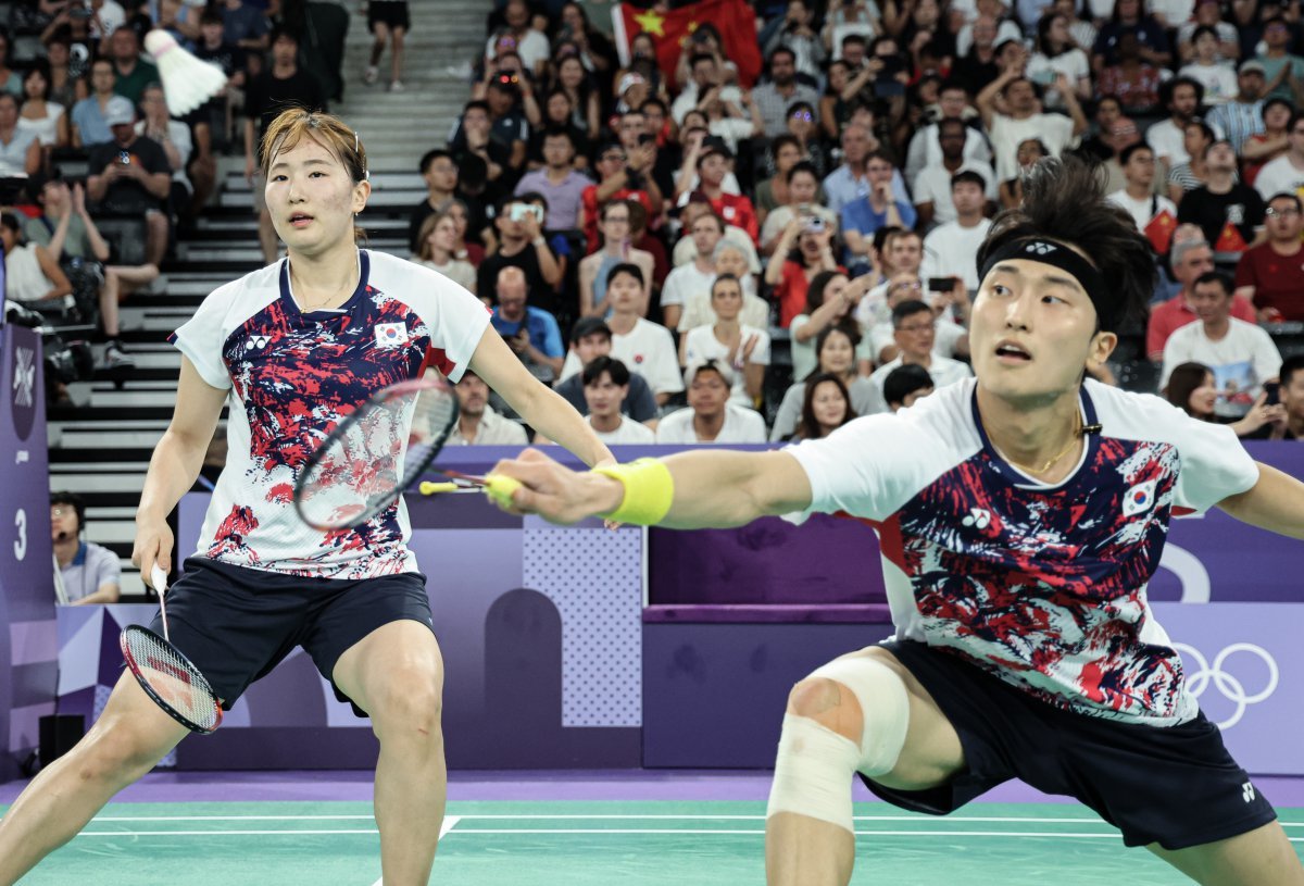 대한민국 배드민턴 대표팀 김원호, 정나은이 2일(한국시간) 프랑스 파리 라 샤펠 아레나에서 열린 배드민턴 혼합복식 준결승 대한민국 두 팀 간의 경기에서 서승재, 채유정을 상대로 맞대결을 펼치고 있다. 뉴스1